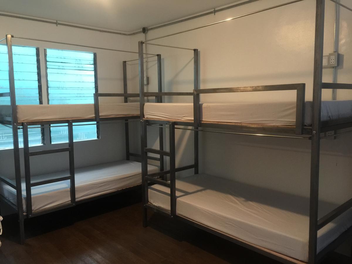 The Hub District Hostel And Dorm Makati City Exterior photo